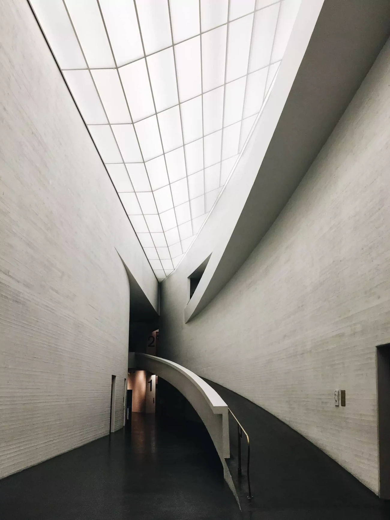 Rampa duž zakrivljenog zida u Kiasma muzeju, Helsinki, Finska